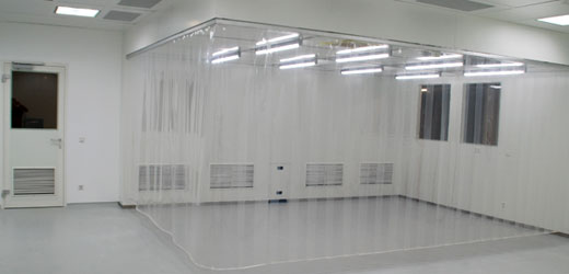 Le rideau souple pour salle blanche est une alternative économique aux cloisons fixes pour la technique de production en salle blanche. Les rideaux pour salles blanches sont solides, flexibles et fabriqués sur mesure. Le rideau souple pour salle blanche est une alternative économique aux cloisons fixes pour la technique de production en salle blanche. Les rideaux pour salles blanches sont solides, flexibles et fabriqués sur mesure.
