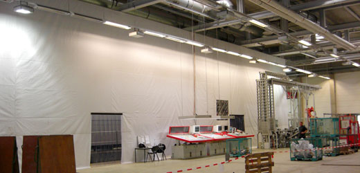 Großer, schalldämmender Schallschutzvorhang, der eine Halle unterteilt.