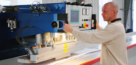 Planex-medewerkers aan de hoge-frequentie(HF)-lasmachine