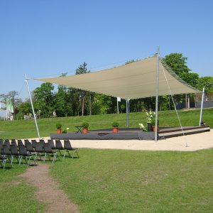Ein Sonnensegel nach Maß zum Schutz vor Sonne und UV-Strahlen einer Bühne im Freien, auf Konzerten und Festivals.