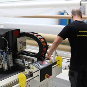 Technischer Konfektionär im Maschinenpark von Planex mit Silikon-Schweissmaschine, CNC-Cutter, Hochfrequenz-Verschweißung, Schaumstoffsäge, Ultraschall-Verschweißung uvm.