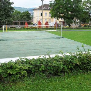 Schutzplanen (Blachen) und Schutzhauben nach Maß für Beachvolleyball-Felder an Sportanlagen.