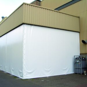 Abtrennung im Außenbereich von Planex Technik in Textil GmbH