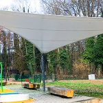 Sonnenschutz für Kinder und Erwachsene: Maßgeschneidertes Membransegel für Wasserspielplatz in Luxemburg