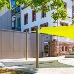Sonnenschutz auf dem Schulhof: Maßgeschneidertes Hypar-Sonnensegel für die Grundschule Diedesheim