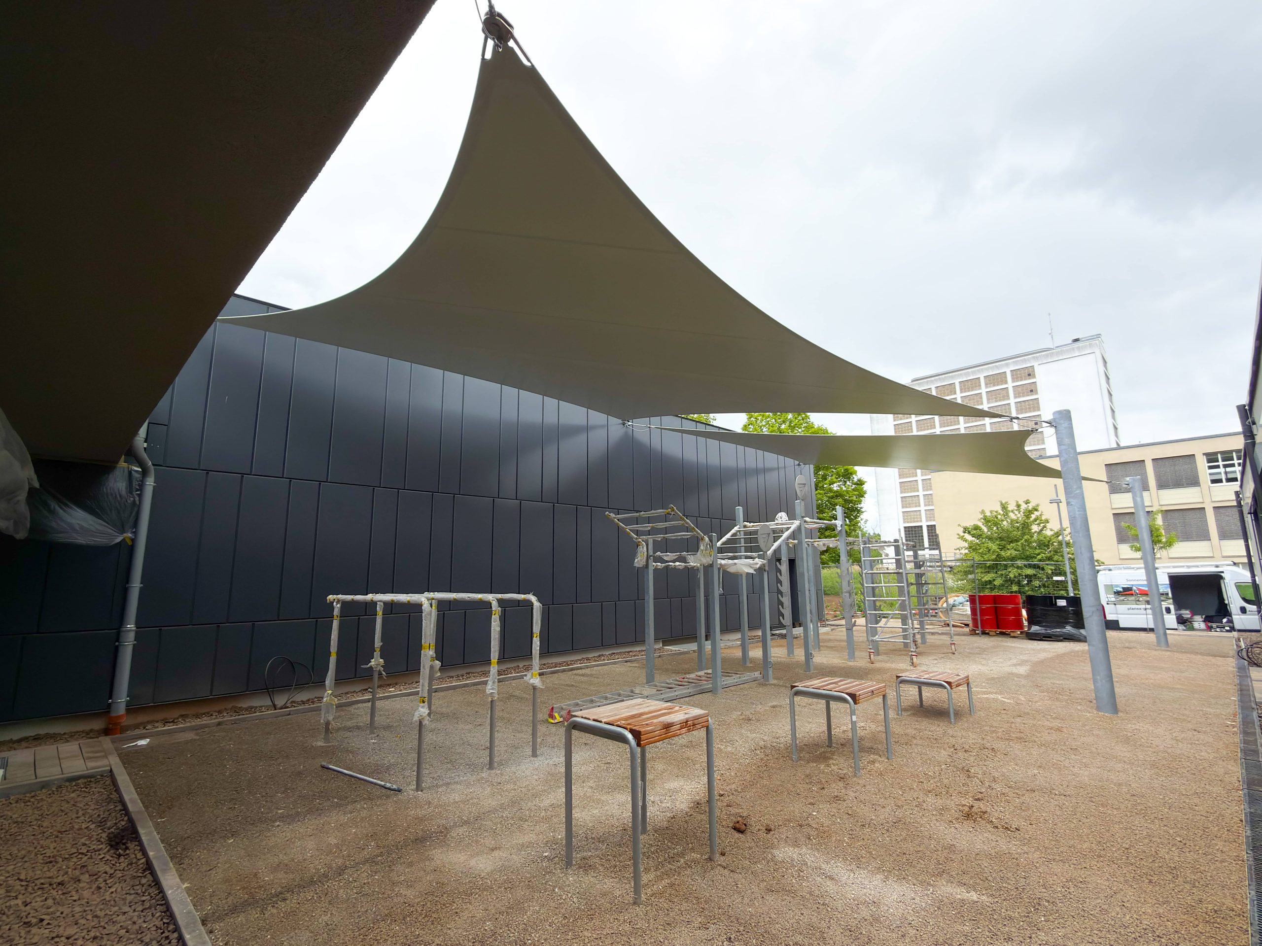 Wasserdichtes Sonnensegel für Calisthenics an Hochschulsportzentrum in Saarbrücken