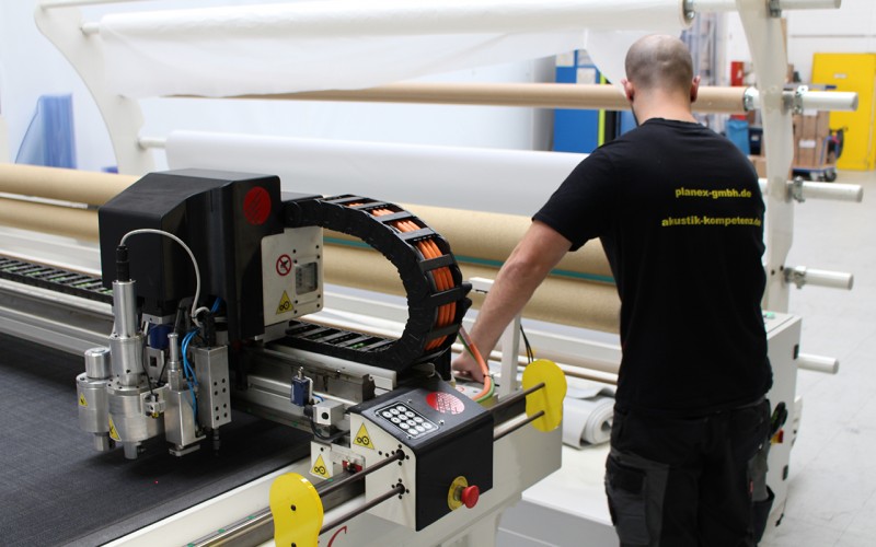 Technischer Konfektionär im Maschinenpark von Planex mit Silikon-Schweissmaschine, CNC-Cutter, Hochfrequenz-Verschweißung, Schaumstoffsäge, Ultraschall-Verschweißung uvm. Technischer Konfektionär im Maschinenpark von Planex mit Silikon-Schweissmaschine, CNC-Cutter, Hochfrequenz-Verschweißung, Schaumstoffsäge, Ultraschall-Verschweißung uvm.