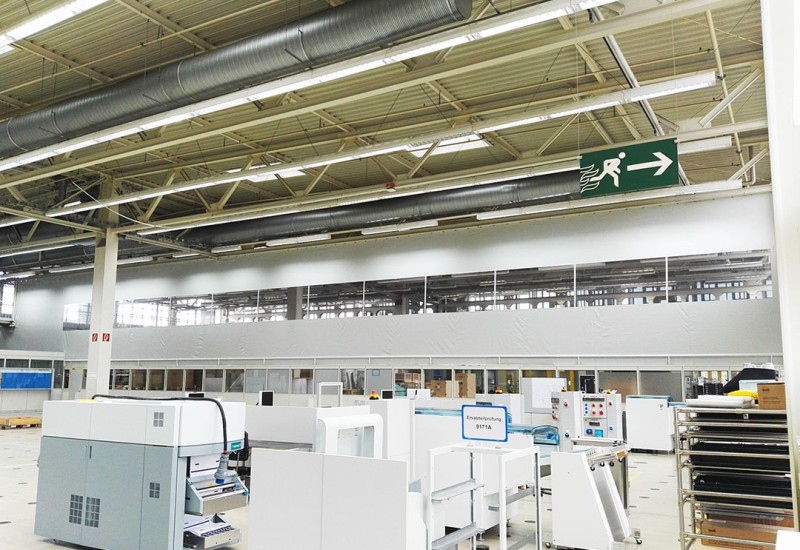Hallenabtrennungen für den Schutz von Maschinen oder Produkten in der Produktion und im Lager in der Industrie und im Gewerbe