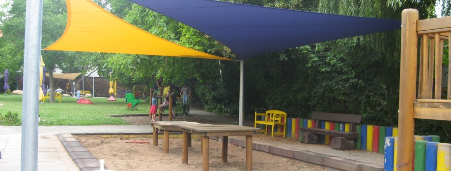 Planex spendet Sonnensegel an Kindertagesstätte