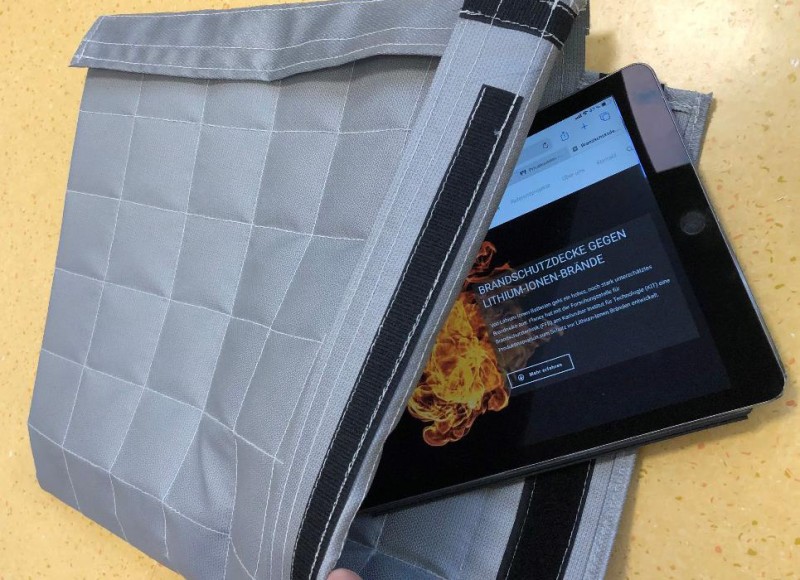 Schutzdecke bei einem Lithium-Ionen-Akkubrand für Smartphones und Tablets Schutzdecke bei einem Lithium-Ionen-Akkubrand für Smartphones und Tablets