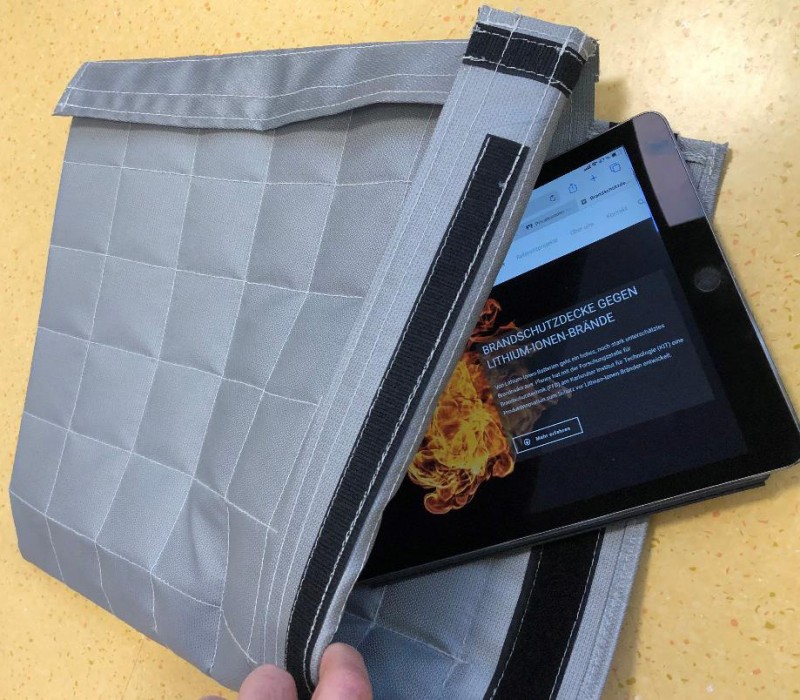 Schutzdecke bei einem Lithium-Ionen-Akkubrand für Smartphones und Tablets Schutzdecke bei einem Lithium-Ionen-Akkubrand für Smartphones und Tablets