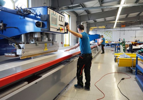 Technische Konfektionäre im Maschinenpark von Planex mit Silikon-Schweissmaschine, CNC-Cutter, Hochfrequenz-Verschweißung, Schaumstoffsäge, Ultraschall-Verschweißung uvm.