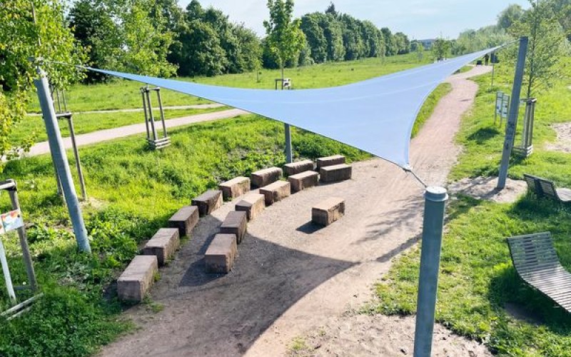 Planex-Sonnensegel-nach-Mass-Unterricht-im-Freien-Reallabor-Sonnenschutz-1