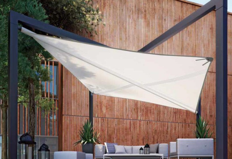 Ein Sonnensegel nach Maß auf der Terrasse zum Schutz vor UV-Licht und Sonnenstrahlen beim Speisen.