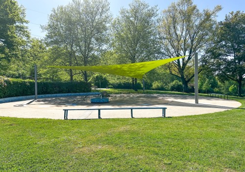 dreiecksegel-ueber-dem-kinderplanschbecken-sonnenschutz-im-schwarzenbergbad-saarbrueckenlucca-kerner-saarbruecken-7